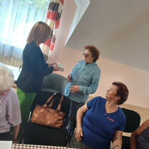 pokaż obrazek - Kolejne „opaski bezpieczeństwa” wręczone Seniorom